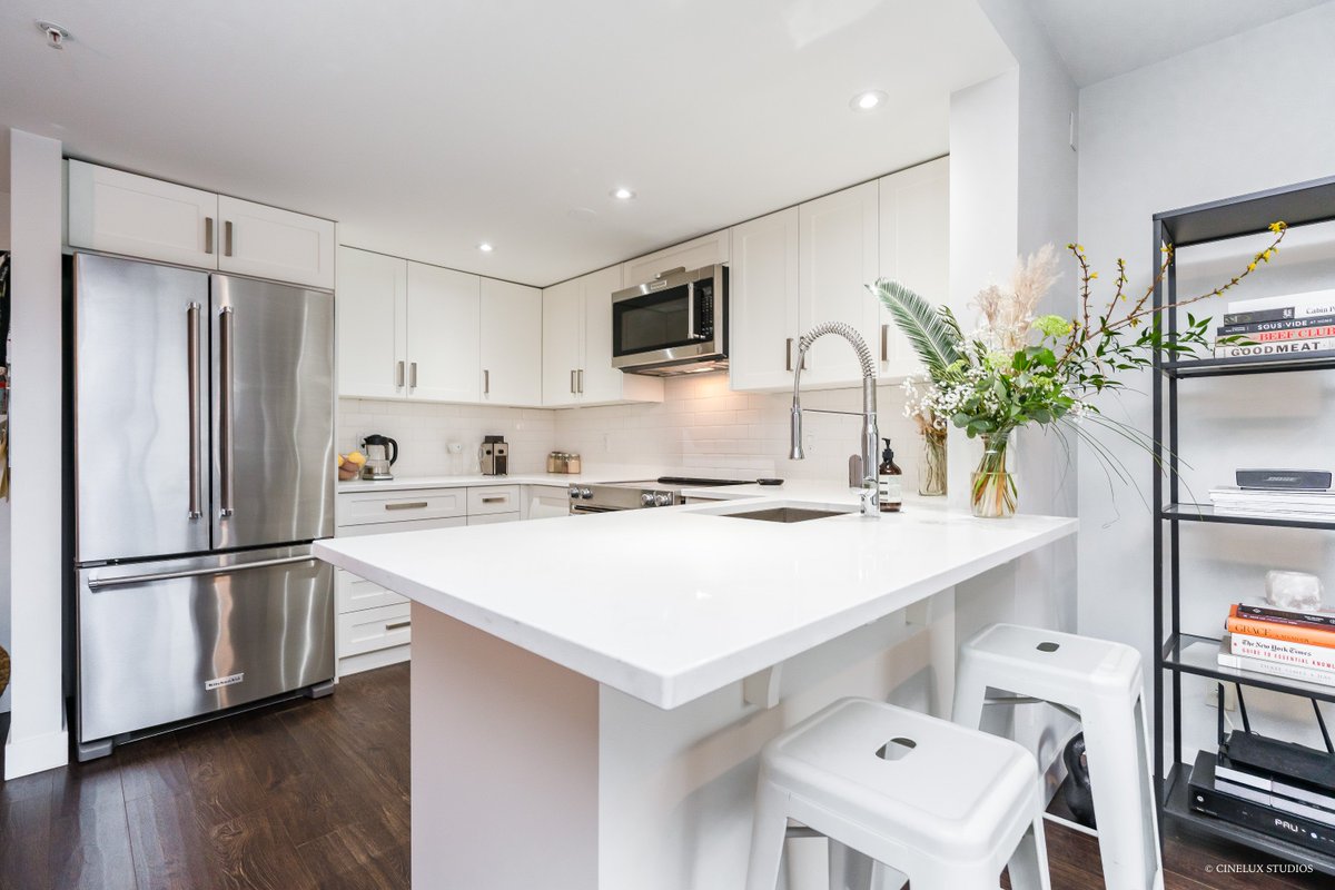 ExpertsVancity's tweet image. New Listing: Gorgeously updated 2 Storey Townhome in Kitsilano. 2 Bed + 2 Bath. Modern renovated kitchen, great entertaining living room with gas fireplace. Includes stunning walk in master ensuite/closet. Definite must see!! Contact: info@vancityexperts.com. #VancityExperts