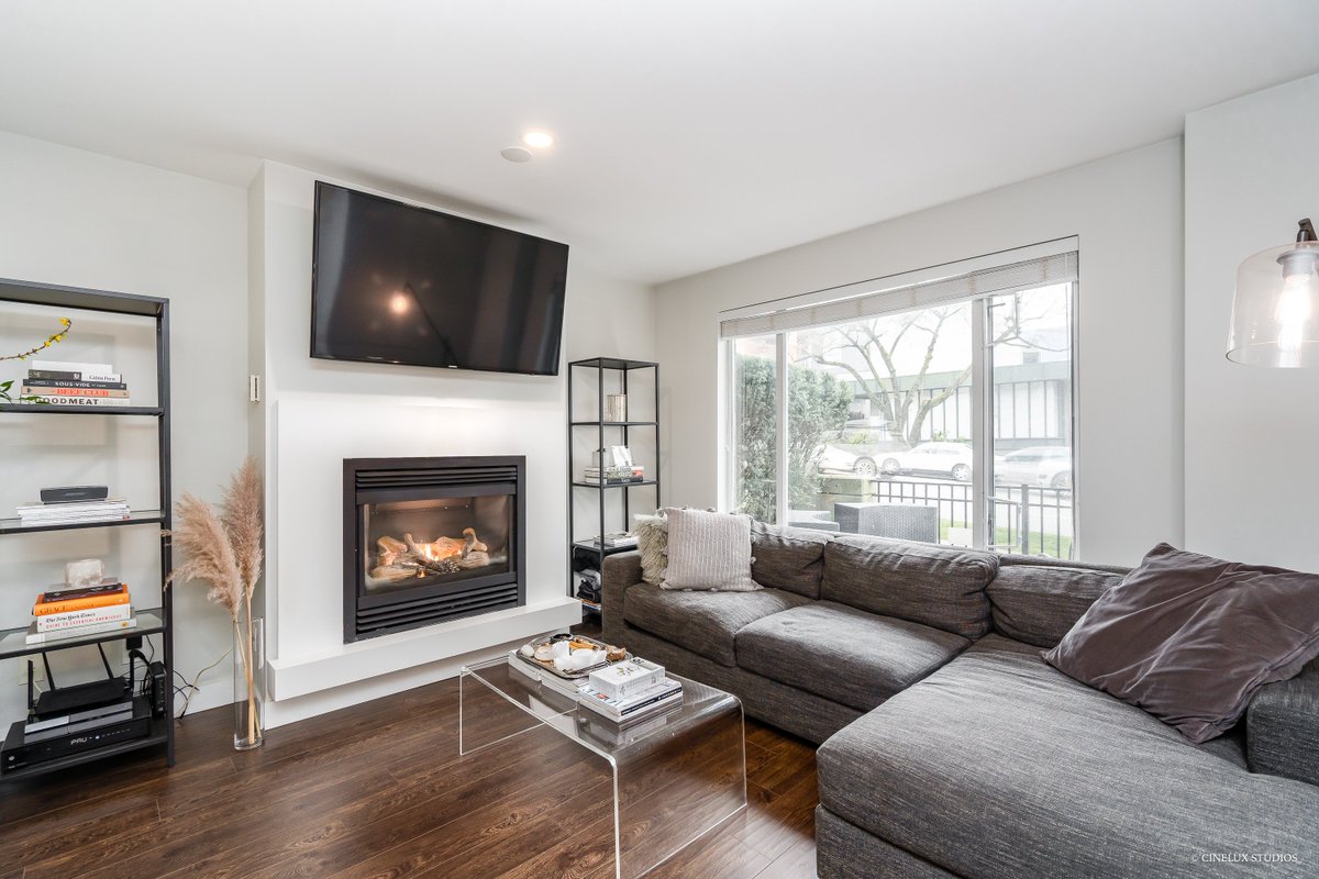 ExpertsVancity's tweet image. New Listing: Gorgeously updated 2 Storey Townhome in Kitsilano. 2 Bed + 2 Bath. Modern renovated kitchen, great entertaining living room with gas fireplace. Includes stunning walk in master ensuite/closet. Definite must see!! Contact: info@vancityexperts.com. #VancityExperts