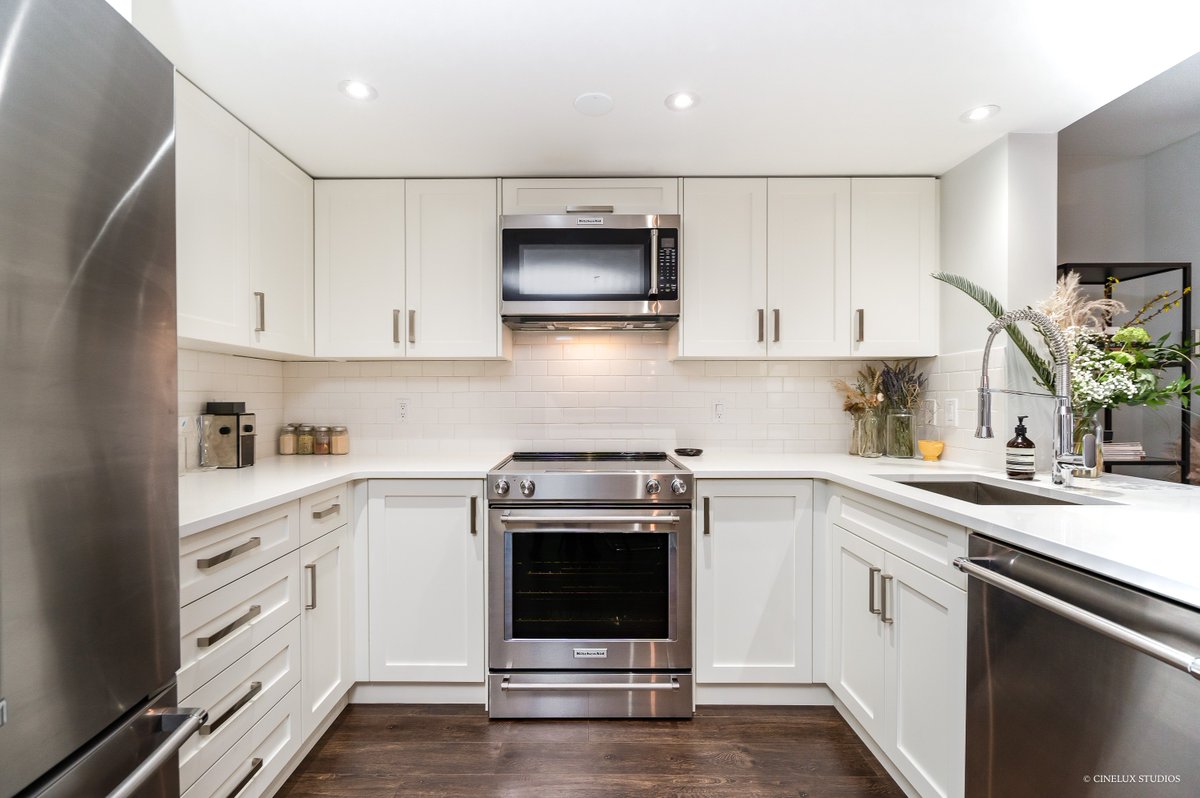 ExpertsVancity's tweet image. New Listing: Gorgeously updated 2 Storey Townhome in Kitsilano. 2 Bed + 2 Bath. Modern renovated kitchen, great entertaining living room with gas fireplace. Includes stunning walk in master ensuite/closet. Definite must see!! Contact: info@vancityexperts.com. #VancityExperts