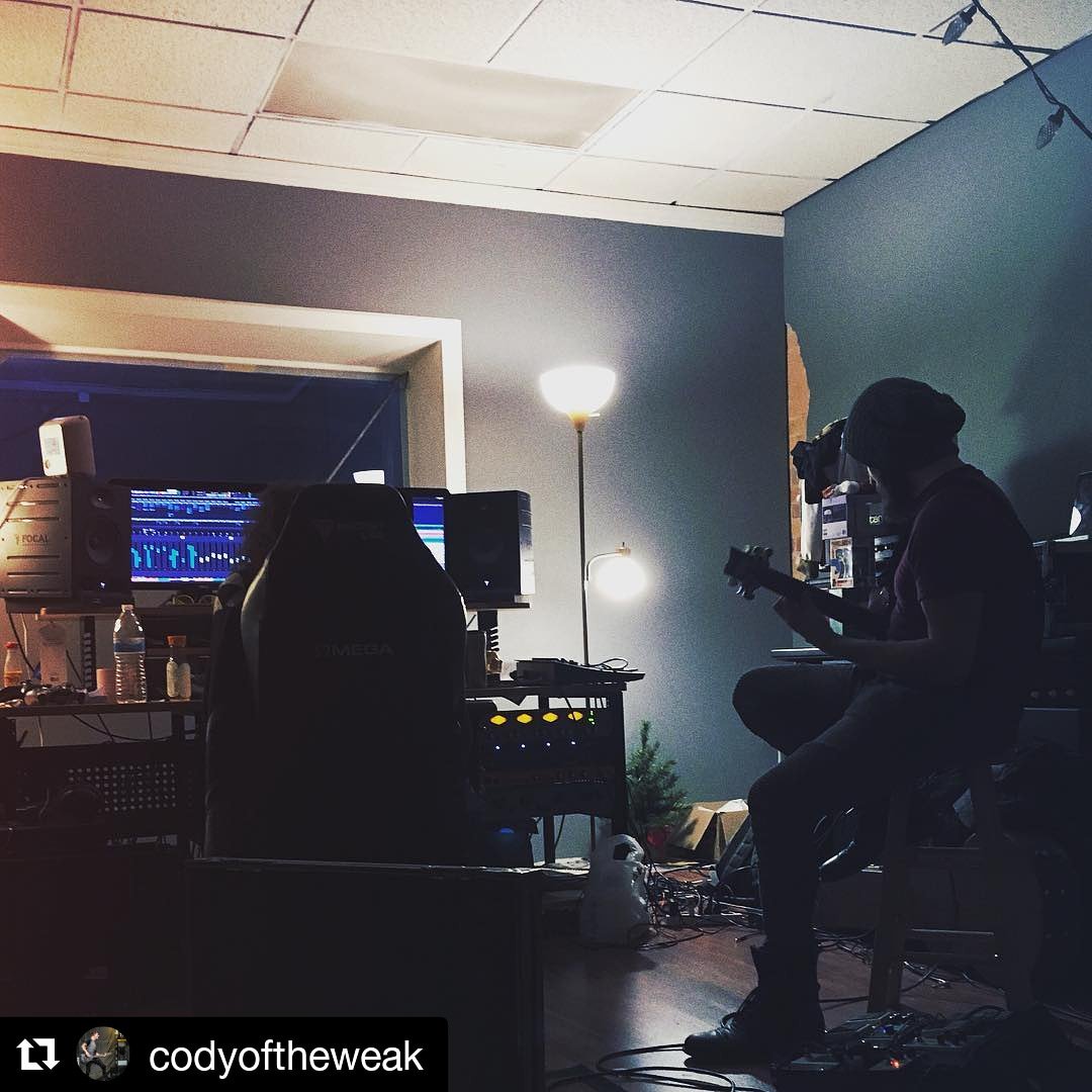 Feels great to be back in the studio with @jmochabear get ready for some new music! Shout out to <a href="/CODYoftheWEAK/">CODYoftheWEAK</a> for the pic

#cityoftheweak #glassarrowaudio #prsguitars #axefx #fractalaudio #newcotw #newmusic #alternativerock