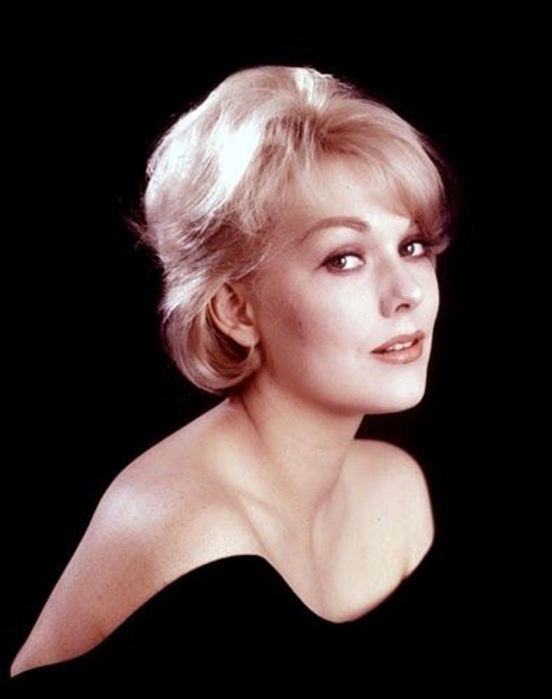 Nave ハリウッドの女優キム ノヴァクは今日2月13日で86歳 シナトラと共演した 黄金の腕 55プレミンジャー ジェームズ ステュアートと共演した凄絶な傑作 めまい 58ヒッチコック 一人二役を演じた 女の香り 68アルドリッチ 他 T Co