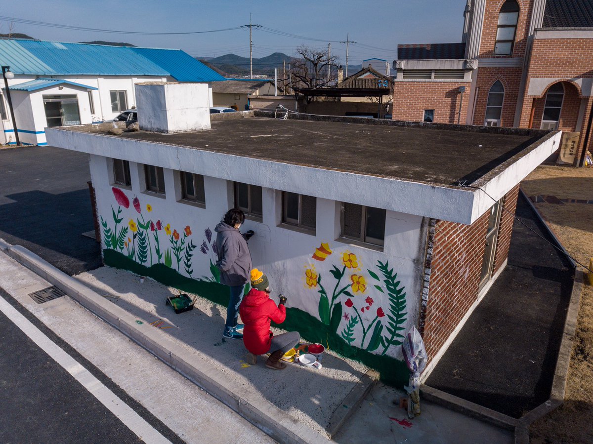AbanteIntl's tweet photo. #Abante2019 used their skills to bless the Bonggye church on Feb 9th.  Colleague Taylor Haff used her talent to lead this project.  The best part about the work was engaging with the locals as they came to help. 
#discipleship #leadership #SouthKorea #AbanteLife #mural #painting https://t.co/Xne88AJqxU