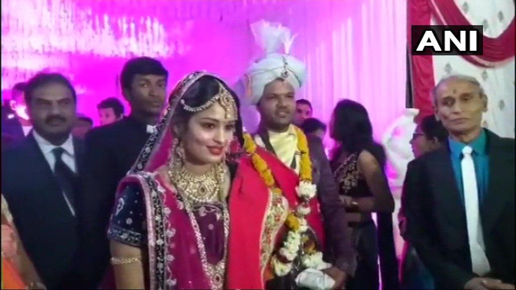 WeForNews's tweet photo. MP:Hansini Edirisinghe,a SriLankan national,&amp; Mandsaur's Govind Maheshwari tied the knot on Feb 10.They became friends on Twitter in 2015,communicated over text&amp;video calls for 2 yrs before finally meeting in 2017.Edirisinghe says "2 different cultures but we'll have to manage" https://t.co/zCQNOoObta