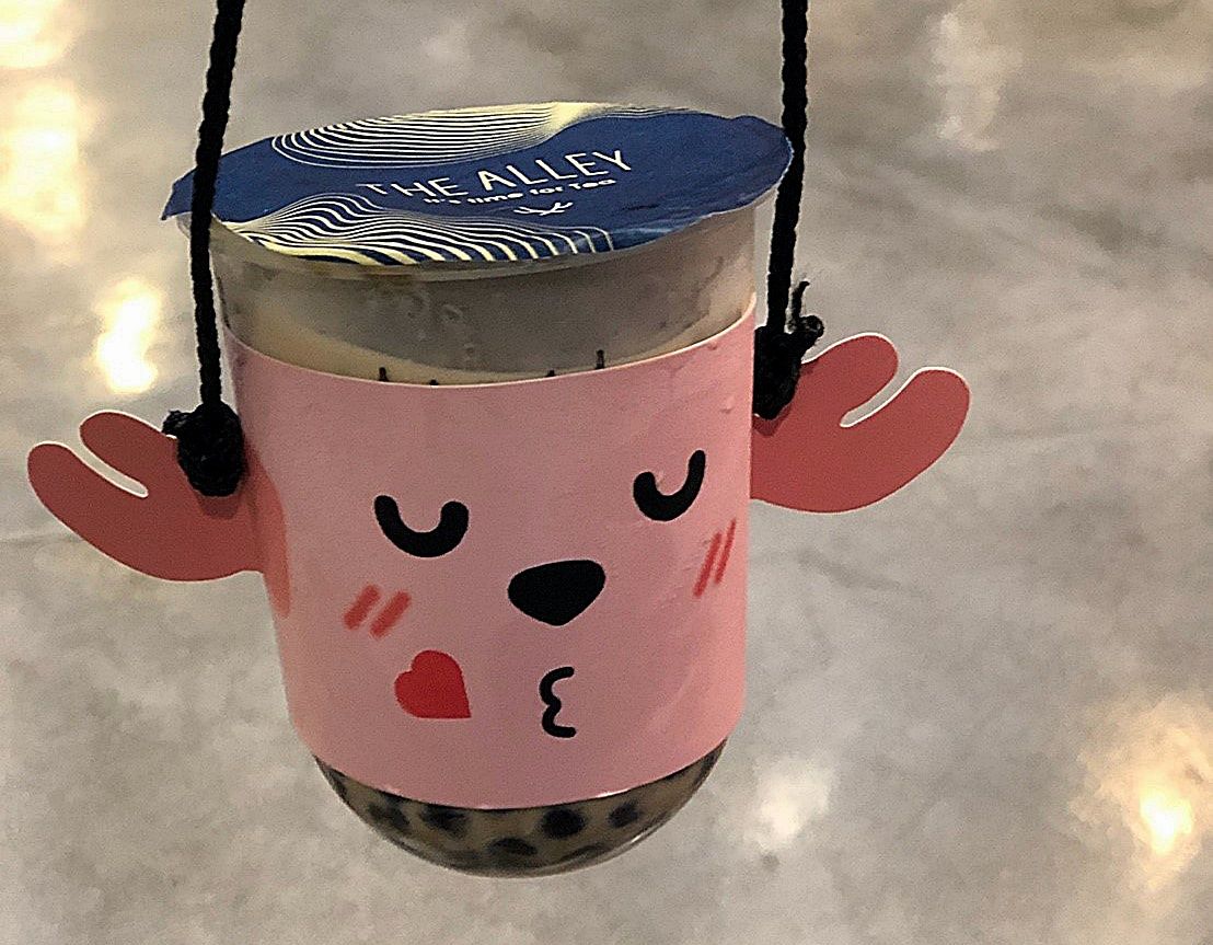 wongnai's tweet image. หาคนไปด้วยด่วน‼️หวีดแรงมากกกกก😍 เพราะที่ The Alley เขาแจกที่ครอบแก้วน้องกวางสุดคิ้วท์ทันทีเมื่อซื้อ 2 แก้ว!🦌 เอาละจ้าาา มีแฟนลากแฟน มีเพื่อนลากเพื่อน หรือจะกินเองจุกๆ 2 แก้วไปเลย ก็ได้เหมือนกัน! น่ารักๆแบบนี้ มีถึงแค่ 14 กุมภาพันธ์นี้เท่านั้นนะ!
📍The Alley ทุกสาขา
#วงในพาแดก