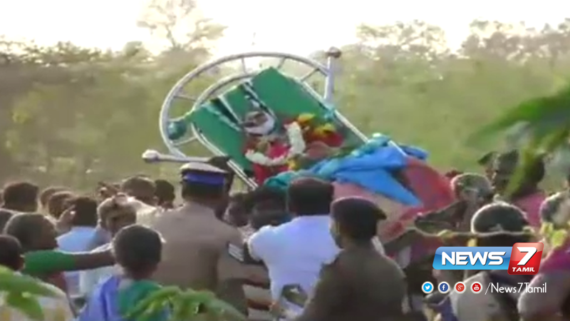 news7tamil's tweet photo. மூதாட்டியின் சடலத்துடன் போராடியவர்கள் மீது போலீஸார் தடியடி..!
விவரம்➤https://t.co/a3vSyQiMzE | #Madurai | #GraveyardIssue https://t.co/RxVHIZugiO