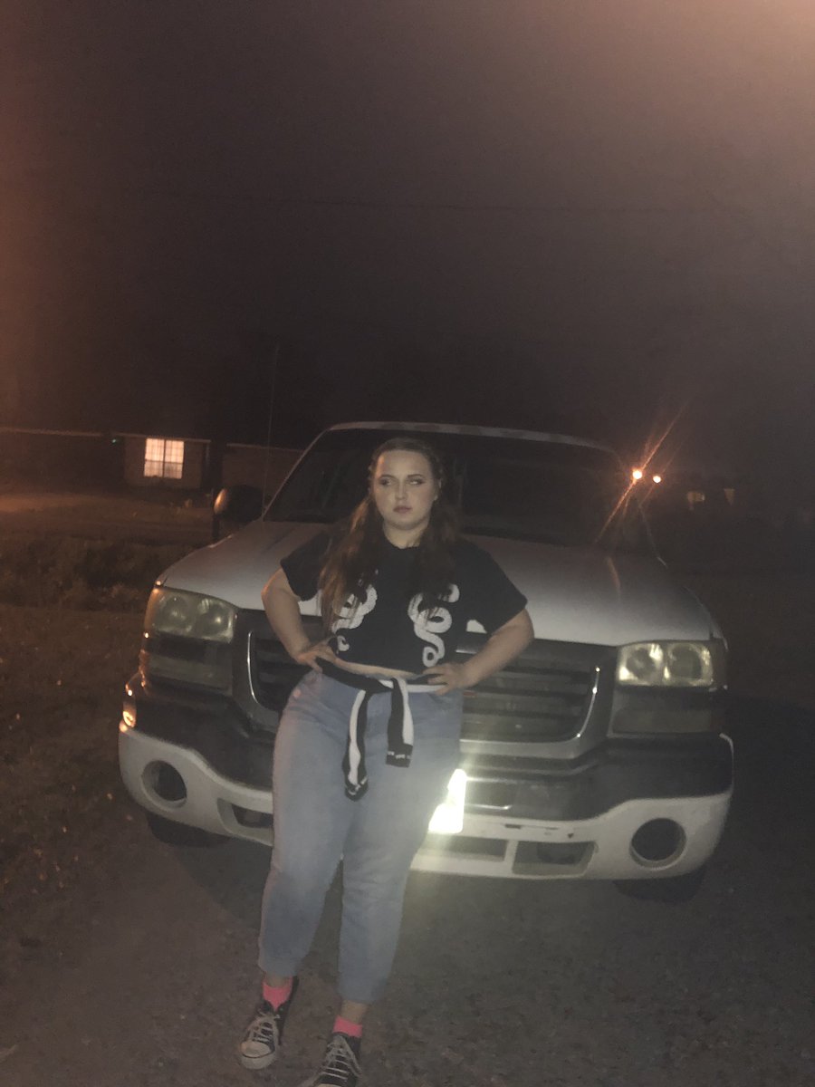 LouqueJada's tweet photo. i’m big and food’s my best friend but i like my eyebrows and my outfit and my hair and i’m funny drop things you like about urselves spread positivity and all that bs https://t.co/HbN1SzTSvE
