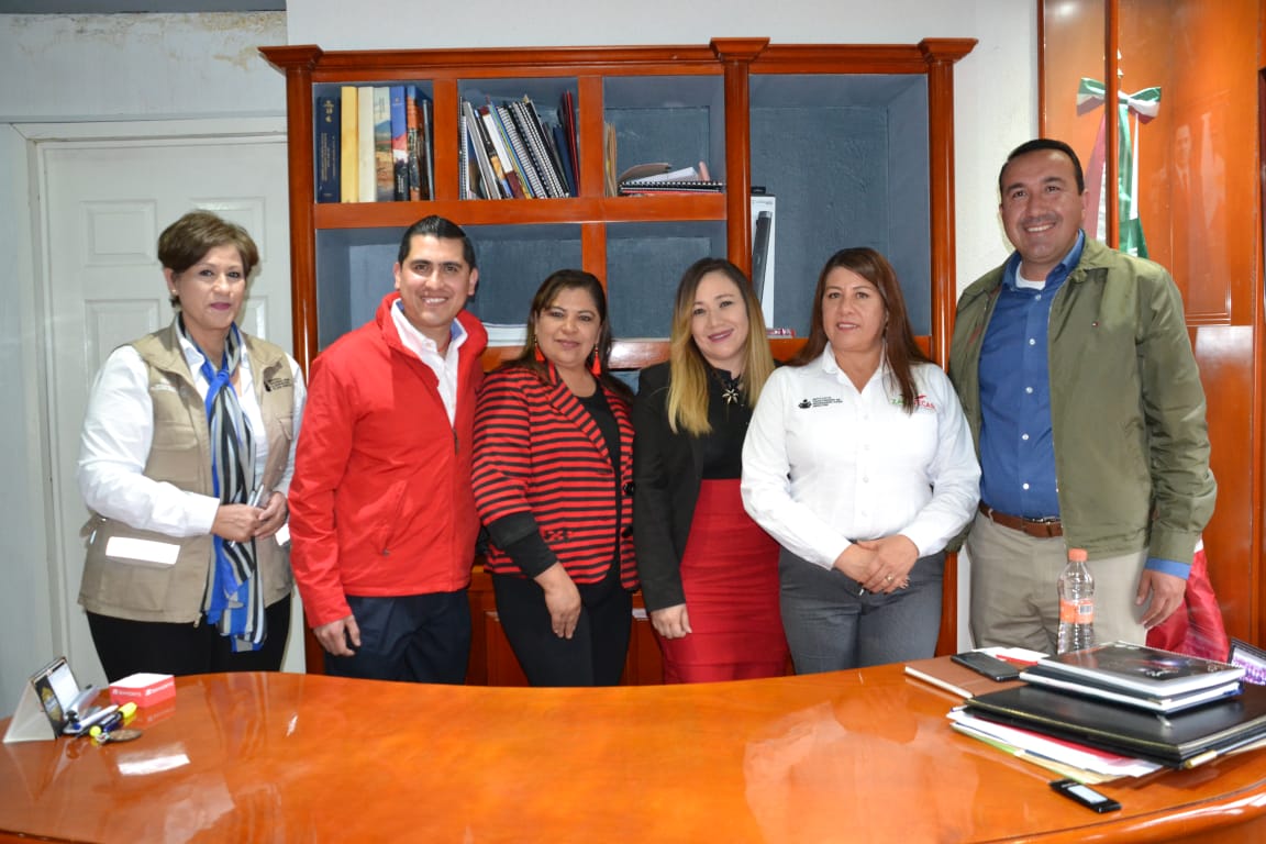 IZEA_Zac's tweet photo. El director de #IZEA, @cpbzac y J. Alfredo González Perales, alcalde de Miguel Auza, #Zacatecas firmaron convenio de colaboración para emprender acciones en materia de #educación para adultos, y con ello elevar la calidad de vida de la población. #TeEsperamosConLosLibrosAbiertos https://t.co/DfXxwhXjvN