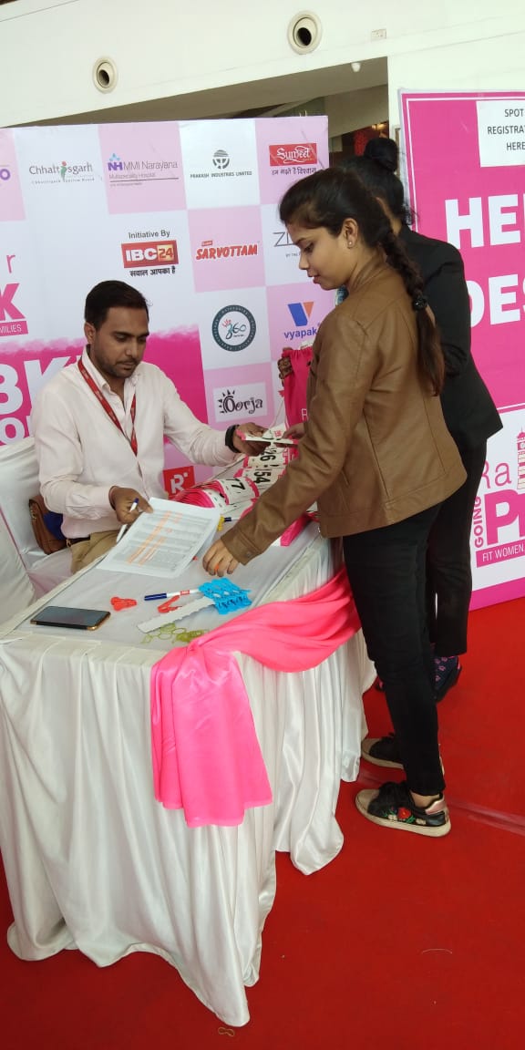 RaipurGoingPink's tweet photo. Goodies and smileys all the way! Wow! What fun!
Have you received your BIBs yet? 
Come grab your BIBs and all the goodies at the amazing BIB Carnival at Magneto Mall (13th &amp; 14th Feb).
#RaipurGoingPink https://t.co/Y6EbfxG5UU