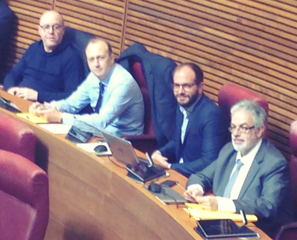 satoridircom's tweet photo. Elecciones anticipadas, juicios políticos, manifestaciones ruidosas... mientras los diputados #agermanats en @cortsval trabajando en la política de proximidad que ocupa a nuestra sociedad #PleCorts #AlaFaena https://t.co/pPIIkejp0g