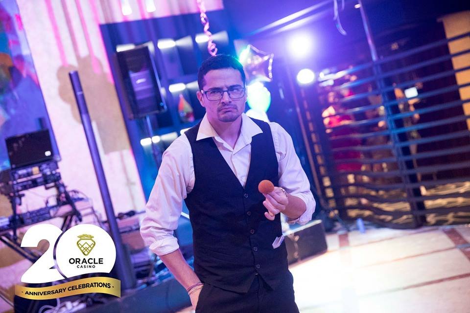 DanRavenMagic's tweet image. Confused with the random appearance of orange balls?

#standup #magician #ravenisation