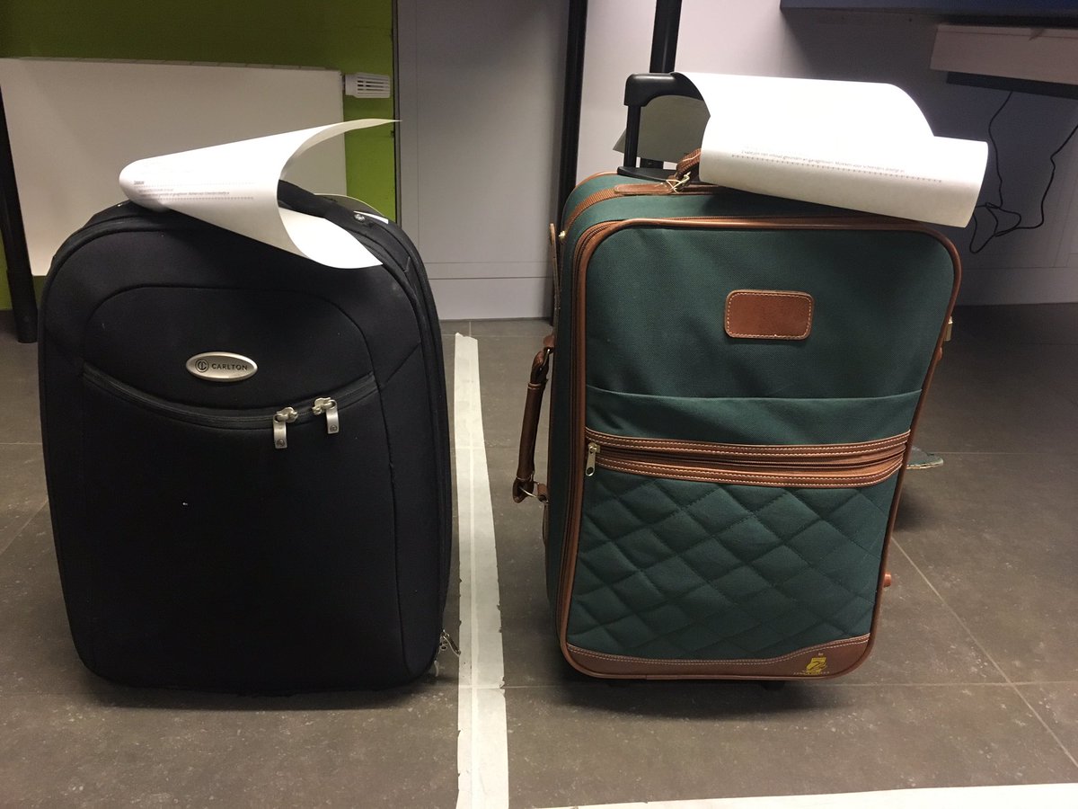 PZSintNiklaas's tweet photo. Koffers #gevonden. Ben je de eigenaar of herken je de #koffer? Ben 03 760 65 00 of kom langs. RT=Nice #valies @ilost @reownit https://t.co/GUjga39Pv4