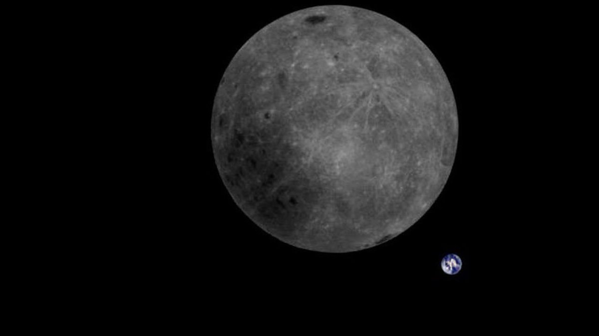 SciencePresse's tweet photo. Une rareté: Un satellite chinois a pris une photo de la Terre et la Lune réunies dans le même cliché. https://t.co/TyaY7AMkWh #Longjiang2 #Queqiao https://t.co/CGb5fSQvQo