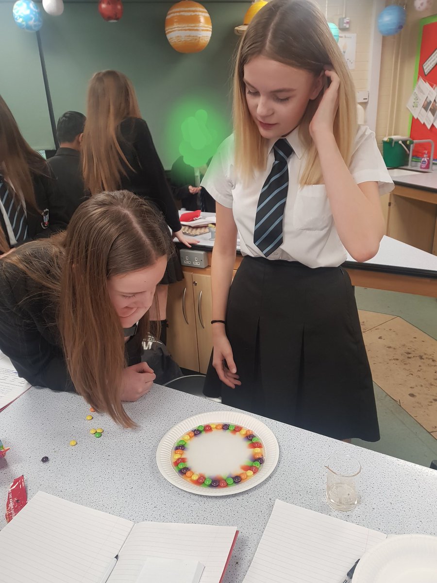 UHHSScience's tweet photo. Y8 have been investigating separation techniques and today completed a skittles chromatography experiment 👩‍🔬🌈 https://t.co/Xdh9IThb6O