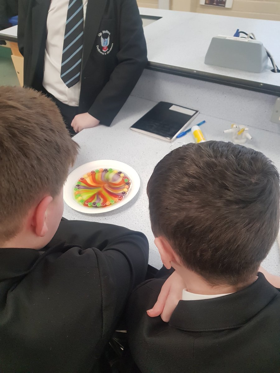 UHHSScience's tweet photo. Y8 have been investigating separation techniques and today completed a skittles chromatography experiment 👩‍🔬🌈 https://t.co/Xdh9IThb6O