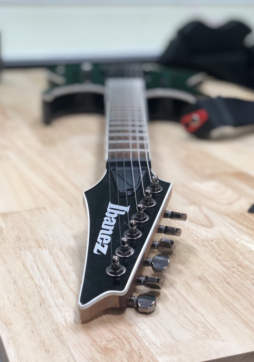 ZhuoDanTing's tweet photo. New baby 🎸🥰.      #guitar #metal #metalhead #ibanze https://t.co/eHqDPxv4iZ