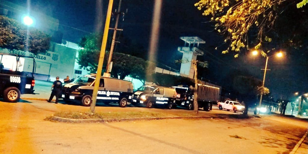 mx_enterate's tweet photo. #Entérate #CorresponsalMunicipal informa esta noche de #UltimoMomento Redada en el reclusorios de #Huimanguillo Hay presencia de elementos del Ejército, Policía Ministerial y antimotines de #SSPTab realizan Cateo Sorpresa. https://t.co/MJreJE3dOo