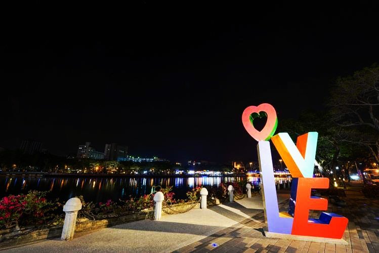 KaohsiungCity's tweet photo. The Kaohsiung City Government has teamed up with hotels to launch Forever Love Day on the 13th and 14th of each month. This month, hotels along the Love River will offer "forever love" feasts in front of the Love landmark to welcome Spring, the season of love. https://t.co/MdRl575vnF
