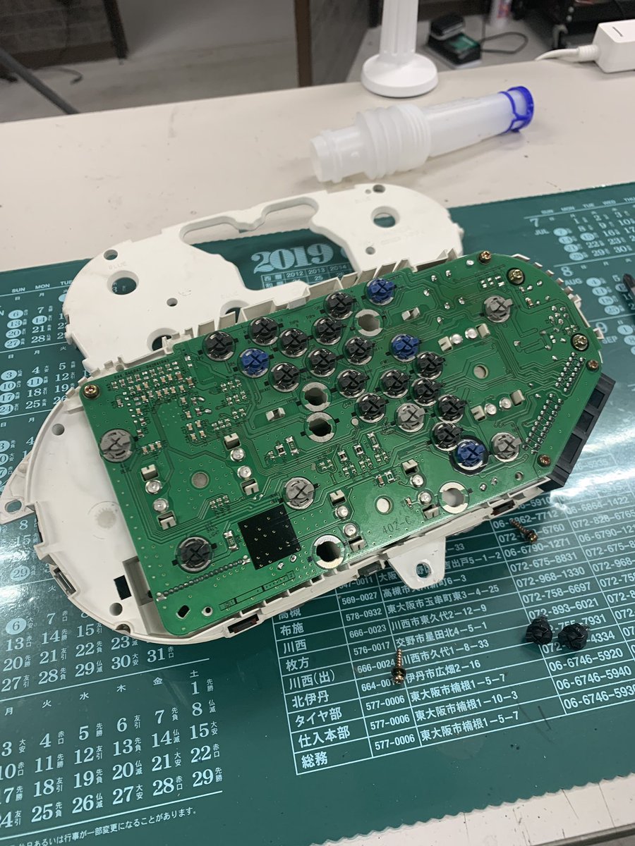 drybear2017's tweet photo. 車検のバモス。メーターパネルの球切れだらけなう。 https://t.co/fnGYsLECtp