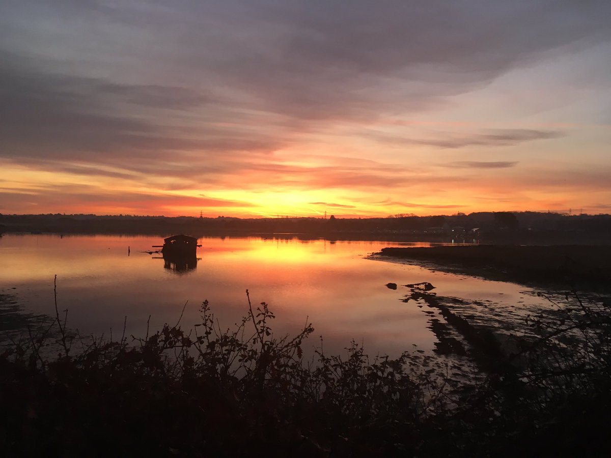 Morning #commute to #Priceless  #cowes to #Newport  #cycletrack <a href="/PedalAid/">PedalAid</a> <a href="/VisitIOW/">Visit Isle Of Wight</a>