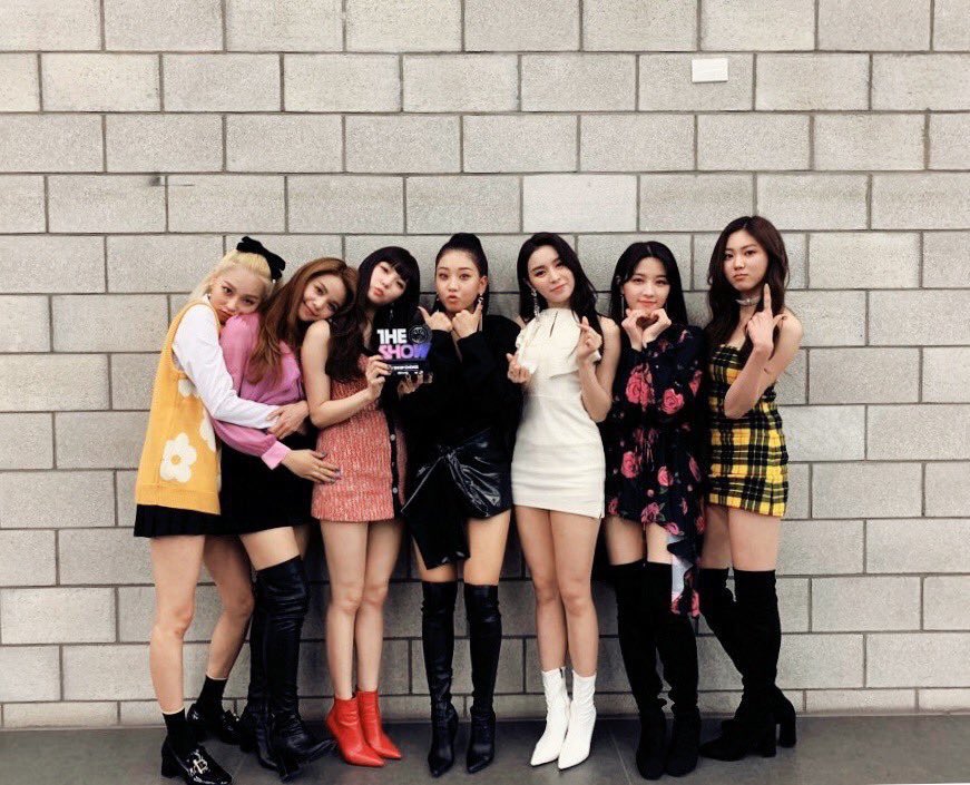 yeeunsloop's tweet image. clc got their 1st win yesterday!!! 
i am so proud of them and of cheshires, let’s get them many more because it’s what they deserve ❤️
#CLC1stWin