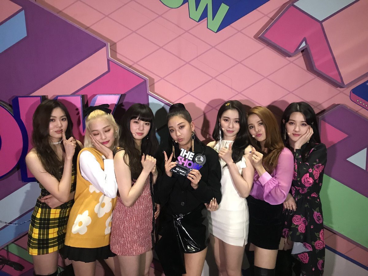 yeeunsloop's tweet image. clc got their 1st win yesterday!!! 
i am so proud of them and of cheshires, let’s get them many more because it’s what they deserve ❤️
#CLC1stWin