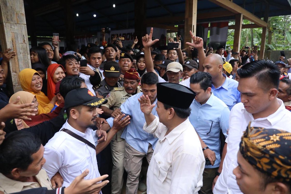 Terima kasih kepada warga Purbalingga dan Banjarnegara atas sambutan yang luar biasa. Melalui pemilu 2019 bersama-sama bergerak kita wujudkan kebangkitan kembali bangsa Indonesia. #PrabowoMenyapaJateng