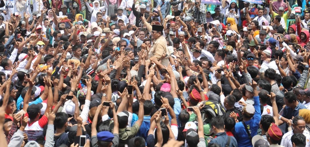 prabowo's tweet photo. Terima kasih kepada warga Purbalingga dan Banjarnegara atas sambutan yang luar biasa. Melalui pemilu 2019 bersama-sama bergerak kita wujudkan kebangkitan kembali bangsa Indonesia. #PrabowoMenyapaJateng https://t.co/x1Jn5iIZzw