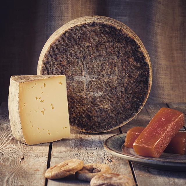 Cer comes from Vilassar de Mar, a small village in Catalonia. It is produced by artisan cheesemaker Carlos Chico using longstanding traditional methods.

Cer is an ideal cheese for a cheese platter accompanied by quince jelly or a fig jam.🧀🤩🎉
#hellow… bit.ly/2N2bdOM