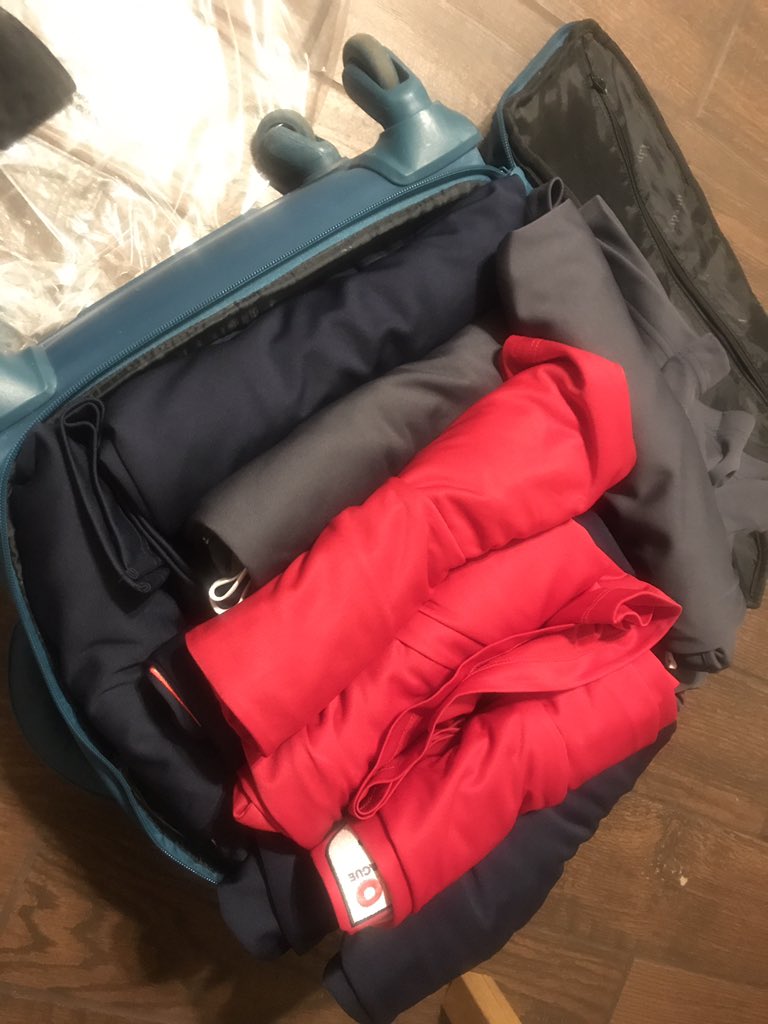 photochess's tweet photo. Nailed it! #basicfare #carryon #masterofpacking https://t.co/jroCgJ4k8u