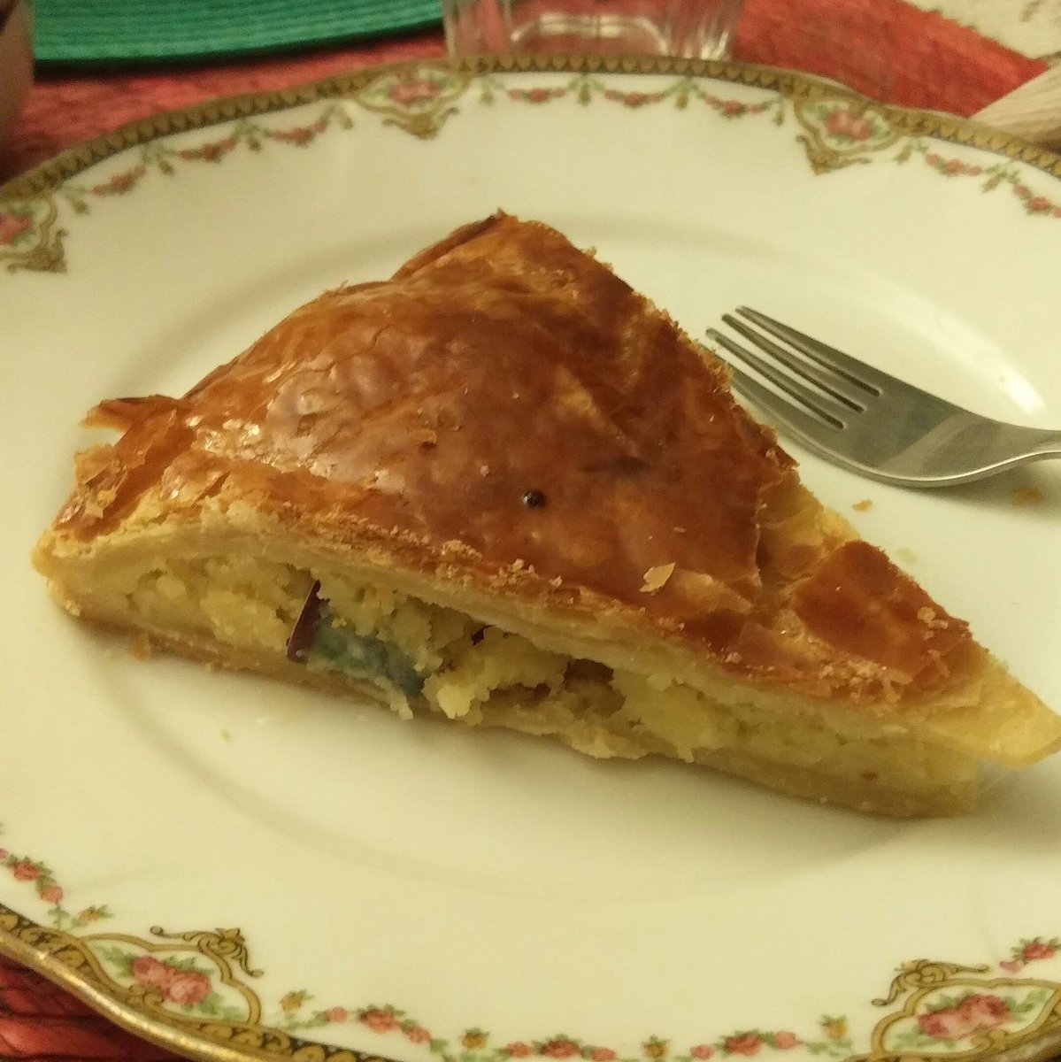 enflammee's tweet photo. Donc hier soir, dîner chinois avec un #mapodofu (mijoté de hachis et tofu en sauce épicée) et dernière galette de l'année 👑 https://t.co/CZHQOzWlCC