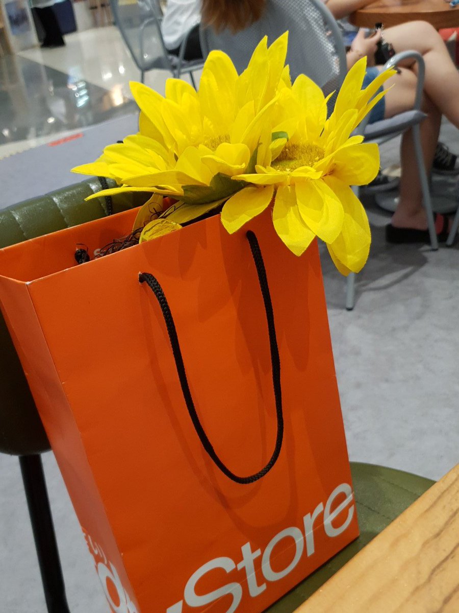 flowersvteen's tweet photo. Hi we are here! Do come and collect the Pcs and cupsleeves from the @DreamWithChan event !! https://t.co/etQukIa2qV