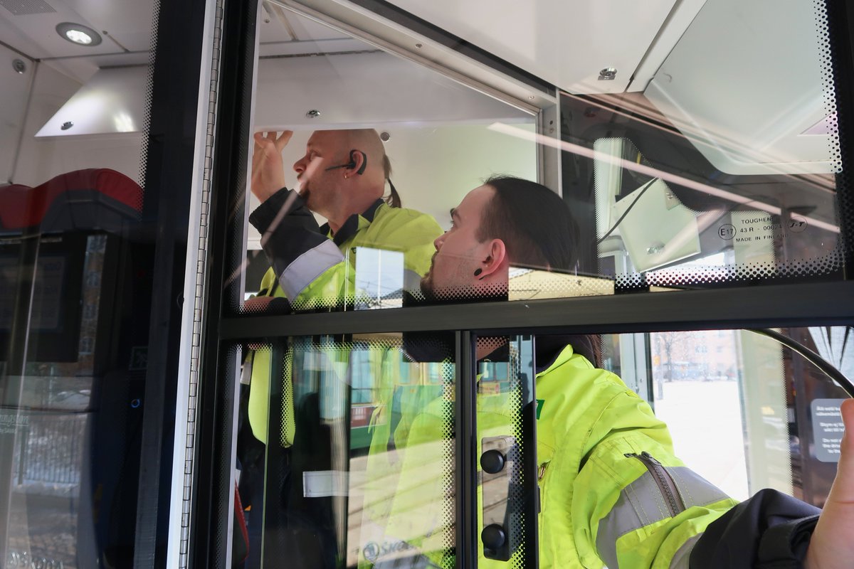 Hsl Mita Mielta Olet Ratikoiden Ja Runkolinjabussien Kuulutuksista Iloksemme Enemmisto Kokee Kuulutusten Helpottavan Matkantekoa Kuvassa Kuulutusjarjestelmaa Testaavat Pasi Ja Jon Hkl Sta Lue Lisaa T Co Cwrndjs3fd Hsl Ratikka