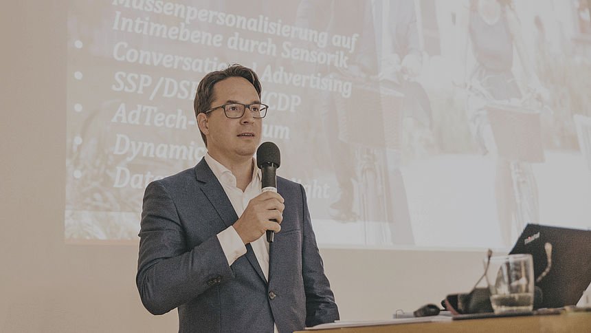 Haufe_CSchmitt's tweet photo. Jetzt den den Schwung aus den #DSGVO-Anpassungen für die kommende #ePVO mitnehmen! Interview mit @peterhense zur Rolle des Datenschutz im B2B-Marketing https://t.co/0cxuDTTGQw https://t.co/BVs6wS6svL