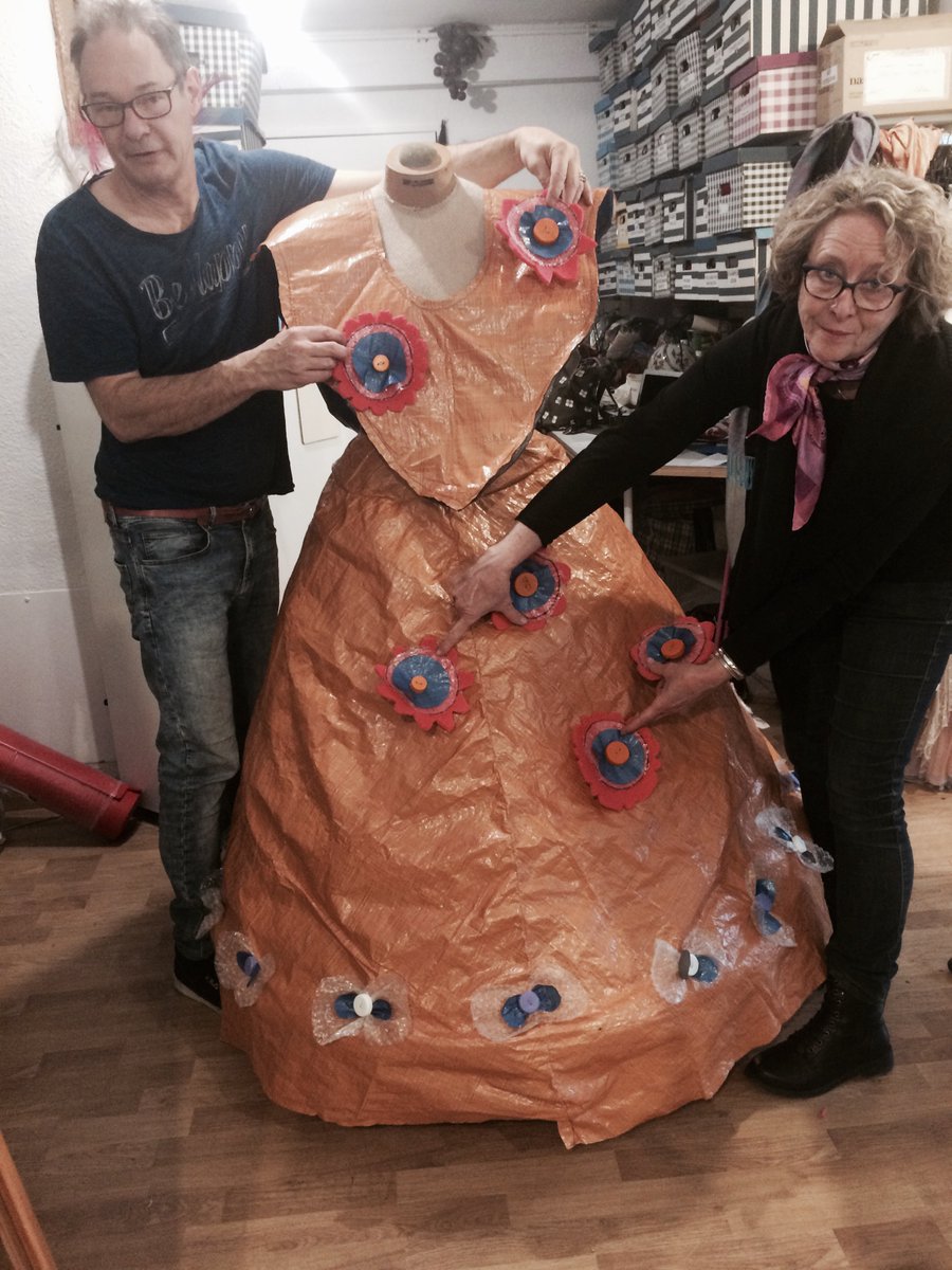 Costumotek's tweet photo. Création de la robe en plastique avec l'atelier Tin Hinan, ça avance ça avance !
#creation #robe #récup #plastique https://t.co/oUceNU6Tj1