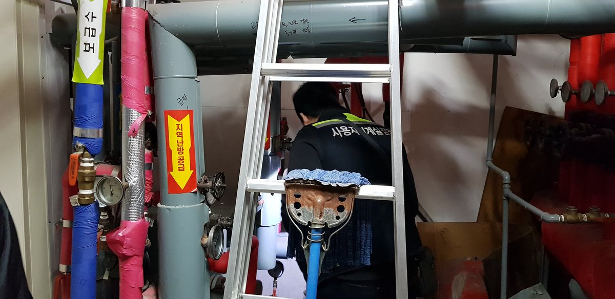 [수내2동 난방급탕시스템 점검]

오늘은 #한국지역난방공사 에서 우리 수내2동(동장 김수연) 난방 및 급탕 시스템을 점검하러 나왔습니다^^

전문가의 눈으로 보니 당장 급하진 않아도 이곳저곳 손볼 곳들이 제법 되네요😥

최선을 다해 정비하여 안전한 청사를 만들겠습니다^^

#성남시