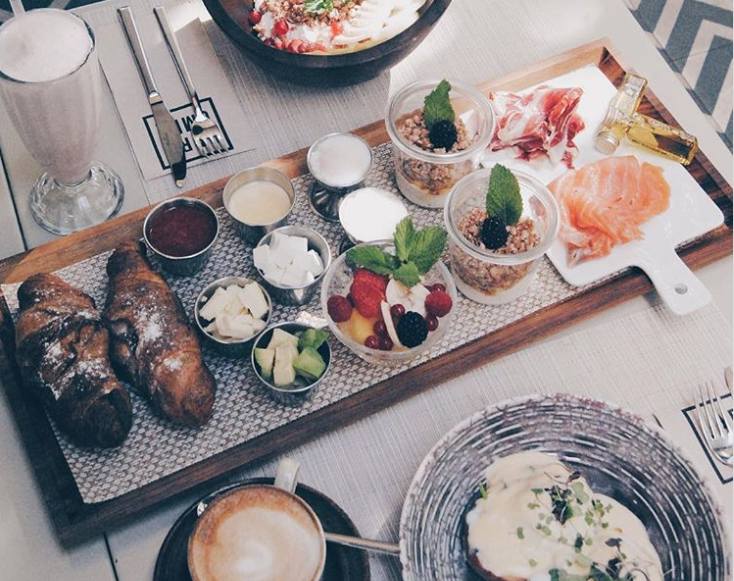 elle_es's tweet photo. Aquí están. Los mejores restaurantes para disfrutar de desayunos sanos (y ricos) en #Madrid https://t.co/YYxJFNPXqJ https://t.co/YVWWGWLg7h