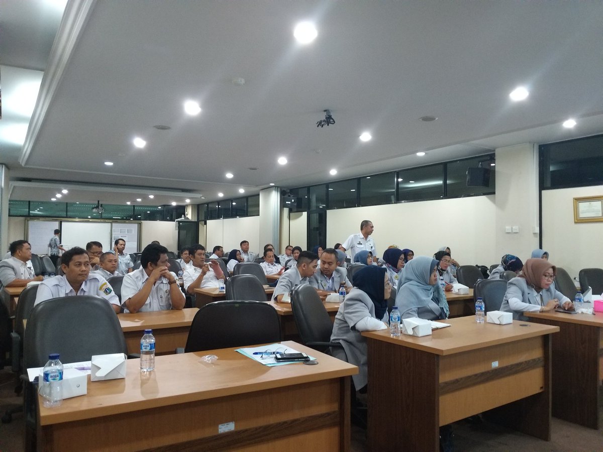 Hari ini, Disnaker &amp; Transmigrasi Prov. DKI Jkt mengadakan Rakornis Mediator Prov DKI (13/2

Dlm kegiatan ini Dir PPHI memberikan materi mengnai Capacity Building Mediator

Rakornis Mediator jd ruang diskusi &amp; menyamakan persepsi dlm menangani kasus HI  <a href="/KemnakerRI/">Kementerian Ketenagakerjaan RI</a> <a href="/dirjenphijsk/">DIRJEN PHIJSK</a>