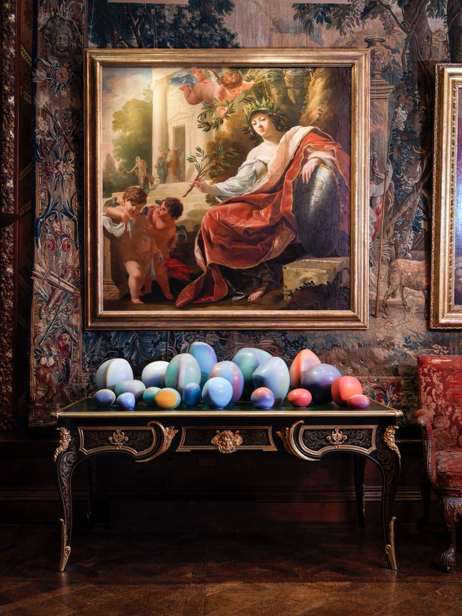 SueHerdman1's tweet image. Inside the new issue of @ceramicreview is my piece on meeting the Duke of Devonshire to discuss matters of taste, advice on collecting, his choices for the contemporary #ceramics collection at @ChatsworthHouse – &amp;amp; why he puts pots in the fireplace. Pics are by @Cris_Barnett