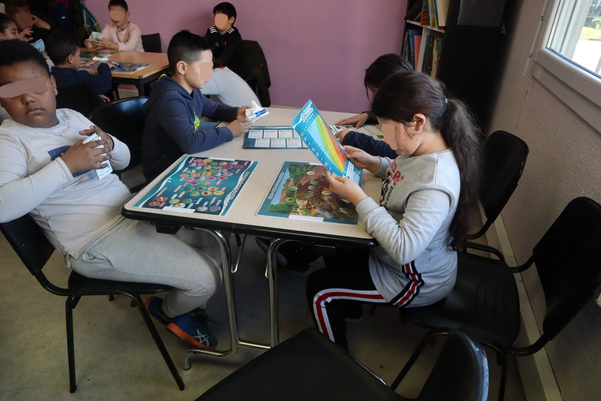 e4asso's tweet image. 2 jours d'animation sur les #rivière avec les jeunes du Centre Social de Frais Vallon à #Marseille. Découvrir la #ripisylve et la #biodiversité avec nos animateurs et les outils, certains développés par @mrepaca.