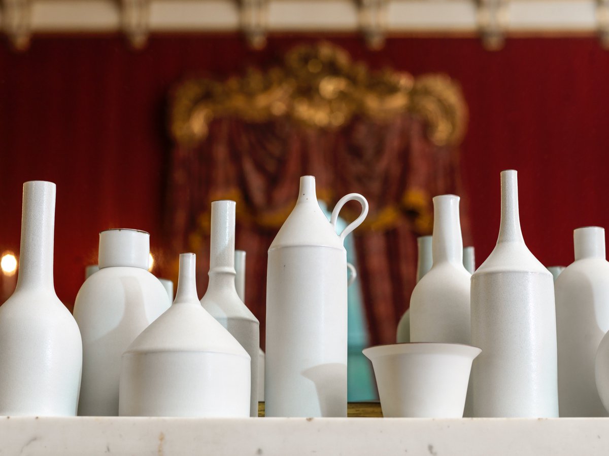 SueHerdman1's tweet image. Inside the new issue of @ceramicreview is my piece on meeting the Duke of Devonshire to discuss matters of taste, advice on collecting, his choices for the contemporary #ceramics collection at @ChatsworthHouse – &amp;amp; why he puts pots in the fireplace. Pics are by @Cris_Barnett