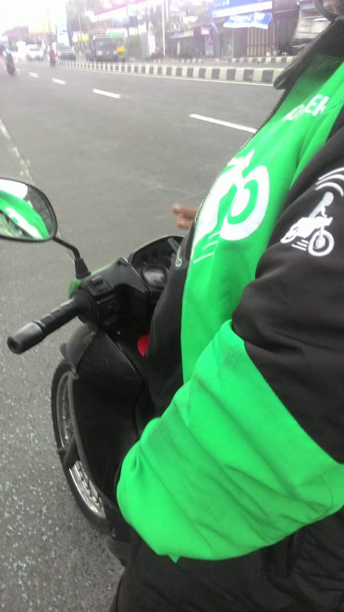 chui_cho's tweet photo. — TWITTER PLEASE DO YOUR MAGIC.

Barusan pulang dari kerja naik ojol, drivernya bapak2 tua. Dan di tengah jalan kami mendapat musibah. 

Alhamdulillah aku sama bapak drivernya ngga kenapa2. Tapi HP Bapaknya yg ketlindes Truk. 😭

cc : @gojekindonesia https://t.co/bpeXhVgECO