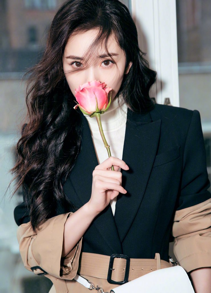 yangmi_pics's tweet photo. ¹²⁰²¹⁹ หยางมี่ได้รับเชิญเป็นโฆษกแบรนด์ระดับโลกให้เข้าร่วมใน Stuart Weitzman 2019 Spring / Summer Fashion Short Film #SWWalk ฤดูใบไม้ผลิและฤดูร้อนเสื้อเท่สุดคลาสสิค 💖
เครื่องแต่งกาย: Alexander McQueen
รองเท้า: Stuart Weitzman
#หยางมี่ #yangmi #杨幂 https://t.co/ivQnhrrrxU