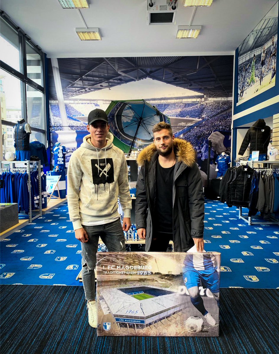 Besuch von Tobias #Müller und Michel #Niemeyer im <a href="/fanladen/">FCMtotal - Der Fanladen</a> - Die Leinwand bekommt ihr hier bit.ly/2N2oKG0 und im Laden! #EINMALIMMER <a href="/1_FCM/">Magdeburg Depre II</a>