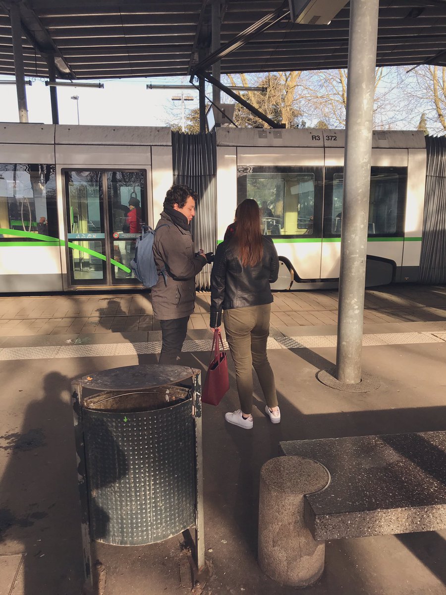 SmartHealthCN's tweet photo. Depuis 9h ce matin nous sommes au pole d’échange Pirmil à #nantes pour présenter notre projet et faire la promotion du live de ce soir ! Les échanges sont riches !! #live #débat @CentraleNantes @CHUnantes https://t.co/nmEe6N2aY3