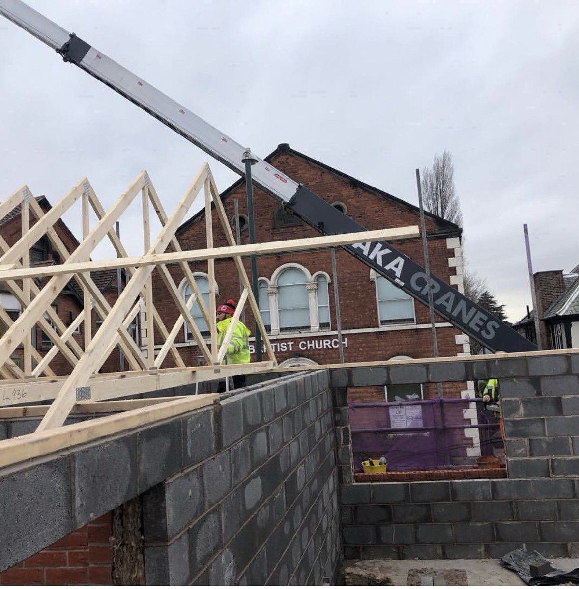 HockleyDev's tweet photo. Excellent progress on the 3 new build homes in Basford - over a month ahead of schedule. Roof going on yesterday. Great work from our build team #helptobuy #property #firstimebuyer #nottingham #hockleydevelopmentsltd https://t.co/yVMzuWm8X5
