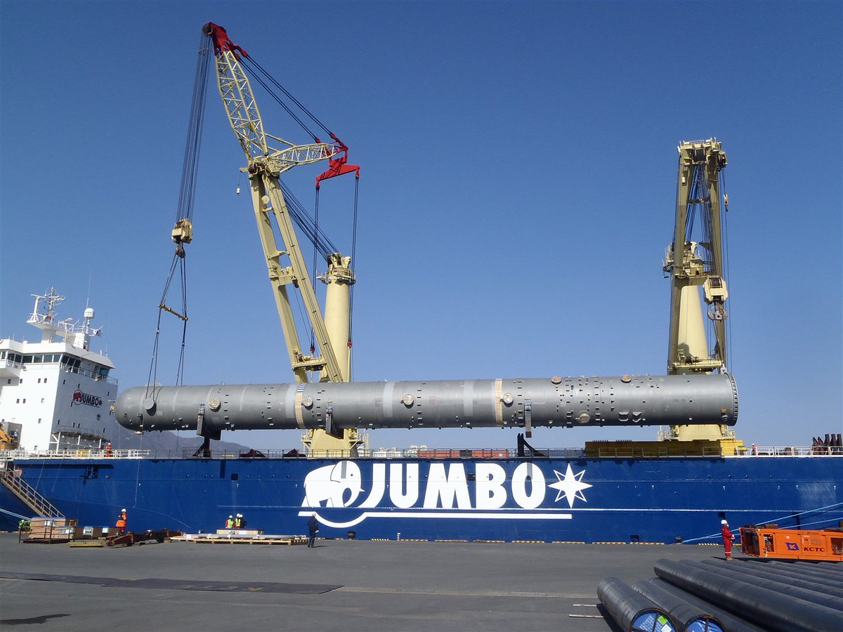 JumboMaritime's tweet photo. #JumboFlyingHigh Our Jumbo Javelin was recently photographed using her #FlyJib to lift fractionators and columns for #HyundaiMerchantMarine in Masan. Weight range:161t to 473ts.Follow our #FlyJib on social media as it travels the world giving cargos greater outreach! #ProudtoLift https://t.co/0uc8bBh546