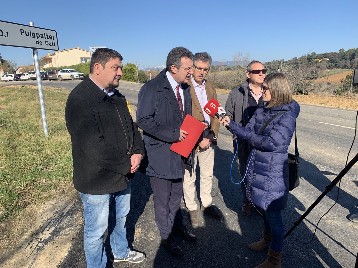 DiputacioGirona's tweet photo. 🚜🚗El president de la #DdGI, Miquel Noguer, presenta les obres de millora a la GIV-5132, que enllaça #Banyoles i #Galliners (#Vilademuls). S’ha eixamplat la calçada i s’han millorat revolts. L'amplada era inadequada perquè hi passessin simultàniament tractors i altres vehicles. https://t.co/mydyRooZMZ