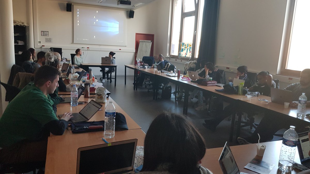 ARNAUD92320's tweet photo. Le dernier #tribunal des #controverses numériques de l'atelier de veille de la formation #DPDUX #MICNI à @gobelins_paris pose la question : Internet va t'il tuer le lien social ? https://t.co/7q9dEDGQM1