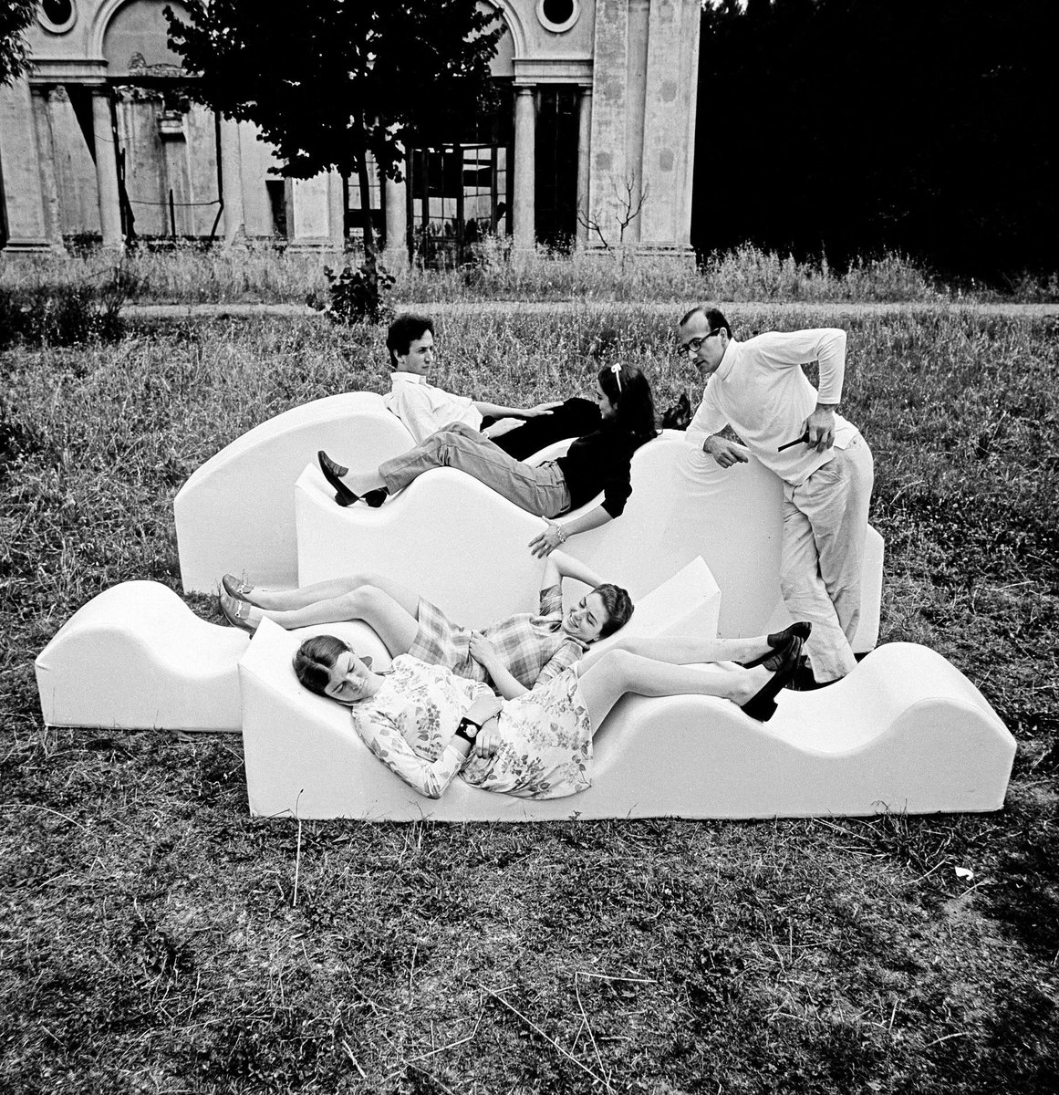 DesignMuseum's tweet photo. #DidYouKnow the "Superonda" sofa by Archizoom (1971) was a response to the post-war housing crisis &amp; temporary dwelling. The chaise-longue centred on the disintegration of the (typical) home as a social unit. Try it inside #HomeFutures. https://t.co/EkyCNGngiX #HowDoYouMuseum https://t.co/dO3CUKzYQi