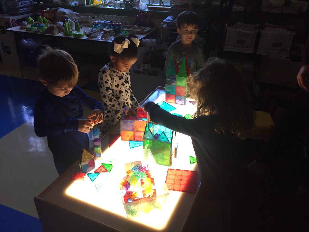 Learning about light and shadows with <a href="/MakeSomeArt/">Nina Chamberlain</a> and <a href="/MsT_trinity/">Thalia Scott</a>. #TrinityLearns <a href="/TrinityFrogs/">Pam Lauer</a>